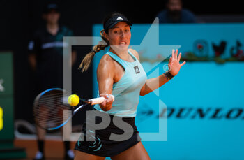 2022-05-01 - Jessica Pegula of the United States in action against Kaia Kanepi of Estonia during the second round of the Mutua Madrid Open 2022 tennis tournament on May 1, 2022 at Caja Magica stadium in Madrid, Spain - MUTUA MADRID OPEN 2022 TENNIS TOURNAMENT - INTERNATIONALS - TENNIS