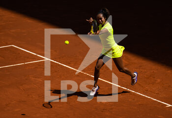 2022-05-01 - Leylah Fernandez of Canada in action against Jil Teichmann of Switzerland during the second round of the Mutua Madrid Open 2022 tennis tournament on May 1, 2022 at Caja Magica stadium in Madrid, Spain - MUTUA MADRID OPEN 2022 TENNIS TOURNAMENT - INTERNATIONALS - TENNIS