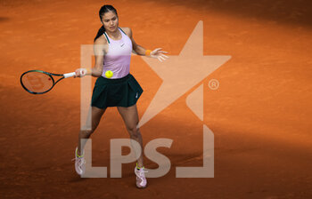2022-05-01 - Emma Raducanu of Great Britain in action against Marta Kostyuk of Ukraine during the second round of the Mutua Madrid Open 2022 tennis tournament on May 1, 2022 at Caja Magica stadium in Madrid, Spain - MUTUA MADRID OPEN 2022 TENNIS TOURNAMENT - INTERNATIONALS - TENNIS