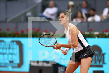 2022-05-01 - Sara Sorribes of Spain in action against Naomi Osaka of Japan during the Mutua Madrid Open 2022 tennis tournament on May 1, 2022 at Caja Magica stadium in Madrid, Spain - MUTUA MADRID OPEN 2022 TENNIS TOURNAMENT - INTERNATIONALS - TENNIS