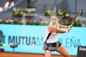 2022-05-01 - Sara Sorribes of Spain in action against Naomi Osaka of Japan during the Mutua Madrid Open 2022 tennis tournament on May 1, 2022 at Caja Magica stadium in Madrid, Spain - MUTUA MADRID OPEN 2022 TENNIS TOURNAMENT - INTERNATIONALS - TENNIS