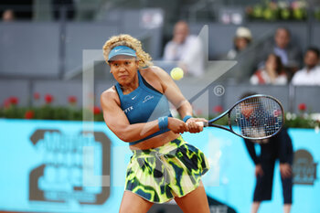 2022-05-01 - Naomi Osaka of Japan in action against Sara Sorribes of Spain during the Mutua Madrid Open 2022 tennis tournament on May 1, 2022 at Caja Magica stadium in Madrid, Spain - MUTUA MADRID OPEN 2022 TENNIS TOURNAMENT - INTERNATIONALS - TENNIS