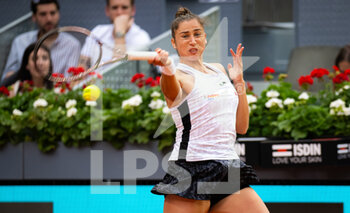 2022-05-01 - Sara Sorribes Tormo of Spain in action against Naomi Osaka of Japan during the second round of the Mutua Madrid Open 2022 tennis tournament on May 1, 2022 at Caja Magica stadium in Madrid, Spain - MUTUA MADRID OPEN 2022 TENNIS TOURNAMENT - INTERNATIONALS - TENNIS