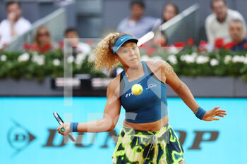 2022-05-01 - Naomi Osaka of Japan in action against Sara Sorribes of Spain during the Mutua Madrid Open 2022 tennis tournament on May 1, 2022 at Caja Magica stadium in Madrid, Spain - MUTUA MADRID OPEN 2022 TENNIS TOURNAMENT - INTERNATIONALS - TENNIS
