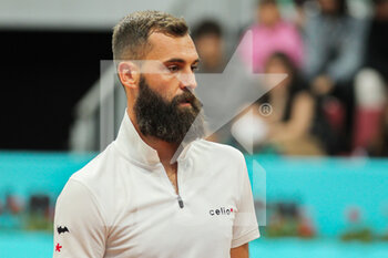 2022-05-01 - Benoit Paire from France in action against Diego Schwartzman from Argentina during the Mutua Madrid Open 2022 tennis tournament on May 2, 2022 at Caja Magica stadium in Madrid, Spain - MUTUA MADRID OPEN 2022 TENNIS TOURNAMENT - INTERNATIONALS - TENNIS
