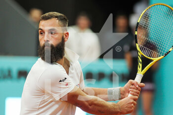 2022-05-01 - Benoit Paire from France in action against Diego Schwartzman from Argentina during the Mutua Madrid Open 2022 tennis tournament on May 2, 2022 at Caja Magica stadium in Madrid, Spain - MUTUA MADRID OPEN 2022 TENNIS TOURNAMENT - INTERNATIONALS - TENNIS