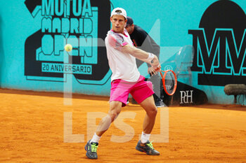 2022-05-01 - Diego Schwartzman from Argentina in action against Benoit Paire from France during the Mutua Madrid Open 2022 tennis tournament on May 2, 2022 at Caja Magica stadium in Madrid, Spain - MUTUA MADRID OPEN 2022 TENNIS TOURNAMENT - INTERNATIONALS - TENNIS