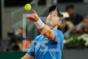 2022-05-01 - Andy Murray from Great Britain in action against Dominic Thiem from Austria during the Mutua Madrid Open 2022 tennis tournament on May 2, 2022 at Caja Magica stadium in Madrid, Spain - MUTUA MADRID OPEN 2022 TENNIS TOURNAMENT - INTERNATIONALS - TENNIS
