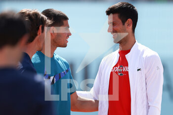 2022-05-02 - Novak Djokovic of Serbia and Carlos Alcaraz of Spain during their practice during the Mutua Madrid Open 2022 tennis tournament on May 2, 2022 at Caja Magica stadium in Madrid, Spain - MUTUA MADRID OPEN 2022 TENNIS TOURNAMENT - INTERNATIONALS - TENNIS