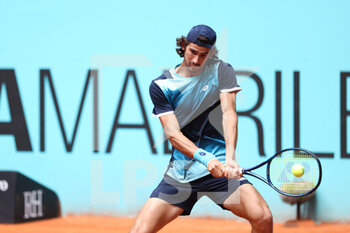 2022-05-02 - Lloyd Harris of South Africa in action against Alejandro Davidovich of Spain during the Mutua Madrid Open 2022 tennis tournament on May 2, 2022 at Caja Magica stadium in Madrid, Spain - MUTUA MADRID OPEN 2022 TENNIS TOURNAMENT - INTERNATIONALS - TENNIS