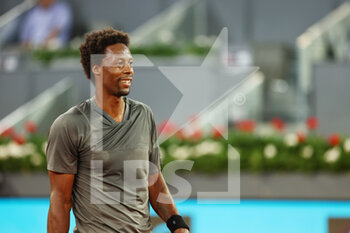 2022-05-02 - Gael Monfils of France in action against Carlos Gimeno Valero of Spain during the Mutua Madrid Open 2022 tennis tournament on May 2, 2022 at Caja Magica stadium in Madrid, Spain - MUTUA MADRID OPEN 2022 TENNIS TOURNAMENT - INTERNATIONALS - TENNIS