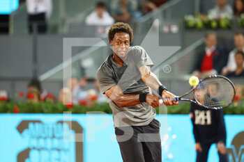 2022-05-02 - Gael Monfils of France in action against Carlos Gimeno Valero of Spain during the Mutua Madrid Open 2022 tennis tournament on May 2, 2022 at Caja Magica stadium in Madrid, Spain - MUTUA MADRID OPEN 2022 TENNIS TOURNAMENT - INTERNATIONALS - TENNIS