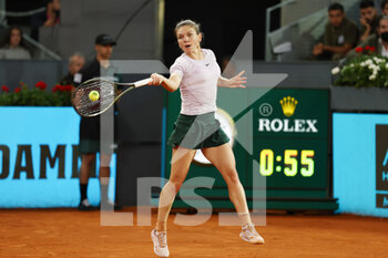 2022-05-02 - Simona Halep of Romania in action against Cori Gauff of United States during the Mutua Madrid Open 2022 tennis tournament on May 2, 2022 at Caja Magica stadium in Madrid, Spain - MUTUA MADRID OPEN 2022 TENNIS TOURNAMENT - INTERNATIONALS - TENNIS