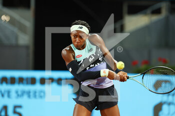 2022-05-02 - Cori Gauff of United States in action against Simona Halep of Romania during the Mutua Madrid Open 2022 tennis tournament on May 2, 2022 at Caja Magica stadium in Madrid, Spain - MUTUA MADRID OPEN 2022 TENNIS TOURNAMENT - INTERNATIONALS - TENNIS