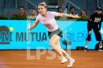 2022-05-02 - Simona Halep of Romania in action against Cori Gauff of the United States during the third round of the Mutua Madrid Open 2022 tennis tournament on May 2, 2022 at Caja Magica stadium in Madrid, Spain - MUTUA MADRID OPEN 2022 TENNIS TOURNAMENT - INTERNATIONALS - TENNIS