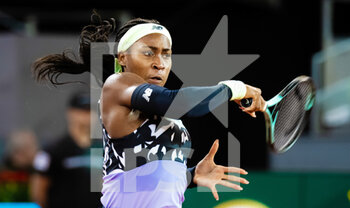 2022-05-02 - Cori Gauff of the United States in action against Simona Halep of Romania during the third round of the Mutua Madrid Open 2022 tennis tournament on May 2, 2022 at Caja Magica stadium in Madrid, Spain - MUTUA MADRID OPEN 2022 TENNIS TOURNAMENT - INTERNATIONALS - TENNIS