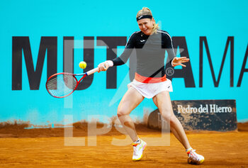 2022-05-02 - Marie Bouzkova of the Czech Republic in action against Ekaterina Alexandrova of Russia during the third round of the Mutua Madrid Open 2022 tennis tournament on May 2, 2022 at Caja Magica stadium in Madrid, Spain - MUTUA MADRID OPEN 2022 TENNIS TOURNAMENT - INTERNATIONALS - TENNIS