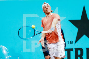 2022-05-02 - Denis Shapovalov of Canada in action against Andy Murray from Great Britain during the Mutua Madrid Open 2022 tennis tournament on May 3, 2022 at Caja Magica stadium in Madrid, Spain - MUTUA MADRID OPEN 2022 TENNIS TOURNAMENT - INTERNATIONALS - TENNIS