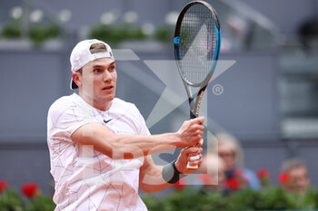 2022-05-03 - Jack Draper of Great Britain in action against Andrey Rublev of Russia during the Mutua Madrid Open 2022 tennis tournament on May 3, 2022 at Caja Magica stadium in Madrid, Spain - MUTUA MADRID OPEN 2022 TENNIS TOURNAMENT - INTERNATIONALS - TENNIS