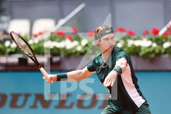 2022-05-03 - Andrey Rublev of Russia in action against Jack Draper of Great Britain during the Mutua Madrid Open 2022 tennis tournament on May 3, 2022 at Caja Magica stadium in Madrid, Spain - MUTUA MADRID OPEN 2022 TENNIS TOURNAMENT - INTERNATIONALS - TENNIS
