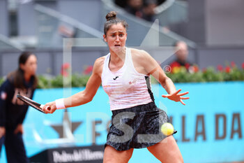 2022-05-03 - Sara Sorribes of Spain in action against Daria Kasatkina of Russia during the Mutua Madrid Open 2022 tennis tournament on May 3, 2022 at Caja Magica stadium in Madrid, Spain - MUTUA MADRID OPEN 2022 TENNIS TOURNAMENT - INTERNATIONALS - TENNIS
