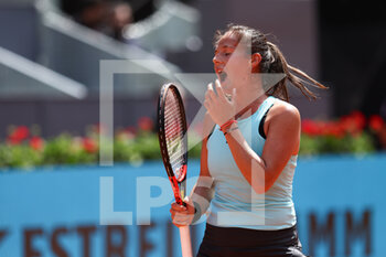 2022-05-03 - Daria Kasatkina of Russia in action against Sara Sorribes of Spain during the Mutua Madrid Open 2022 tennis tournament on May 3, 2022 at Caja Magica stadium in Madrid, Spain - MUTUA MADRID OPEN 2022 TENNIS TOURNAMENT - INTERNATIONALS - TENNIS