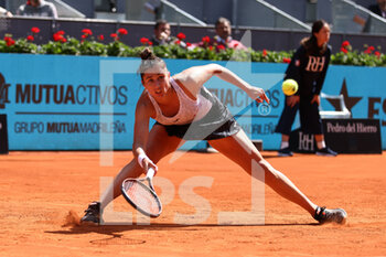 2022-05-03 - Sara Sorribes of Spain in action against Daria Kasatkina of Russia during the Mutua Madrid Open 2022 tennis tournament on May 3, 2022 at Caja Magica stadium in Madrid, Spain - MUTUA MADRID OPEN 2022 TENNIS TOURNAMENT - INTERNATIONALS - TENNIS