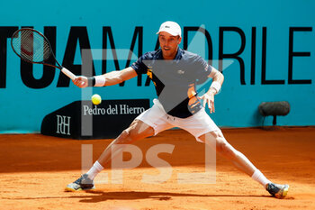 2022-05-03 - Roberto Bautista Agut from Spain in action against Jenson Brooksby from United States during the Mutua Madrid Open 2022 tennis tournament on May 3, 2022 at Caja Magica stadium in Madrid, Spain - MUTUA MADRID OPEN 2022 TENNIS TOURNAMENT - INTERNATIONALS - TENNIS