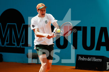2022-05-03 - Jenson Brooksby of United States in action against Roberto Bautista Agut of Spain during the Mutua Madrid Open 2022 tennis tournament on May 3, 2022 at Caja Magica stadium in Madrid, Spain - MUTUA MADRID OPEN 2022 TENNIS TOURNAMENT - INTERNATIONALS - TENNIS