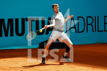 2022-05-03 - Alexander Bublik of Kazakhstan in action against Miomir Kecmanovic from Serbia during the Mutua Madrid Open 2022 tennis tournament on May 3, 2022 at Caja Magica stadium in Madrid, Spain - MUTUA MADRID OPEN 2022 TENNIS TOURNAMENT - INTERNATIONALS - TENNIS