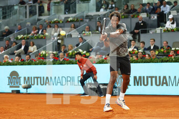2022-05-03 - Gael Monfils of France in action against Novak Djokovic of Serbia during the Mutua Madrid Open 2022 tennis tournament on May 3, 2022 at Caja Magica stadium in Madrid, Spain - MUTUA MADRID OPEN 2022 TENNIS TOURNAMENT - INTERNATIONALS - TENNIS