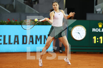 2022-05-03 - Emma Raducanu of Great Britain in action against Anhelina Kalinina of Ukraine during the Mutua Madrid Open 2022 tennis tournament on May 3, 2022 at Caja Magica stadium in Madrid, Spain - MUTUA MADRID OPEN 2022 TENNIS TOURNAMENT - INTERNATIONALS - TENNIS