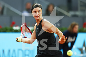 2022-05-03 - Anhelina Kalinina of Ukraine in action against Emma Raducanu of Great Britain during the Mutua Madrid Open 2022 tennis tournament on May 3, 2022 at Caja Magica stadium in Madrid, Spain - MUTUA MADRID OPEN 2022 TENNIS TOURNAMENT - INTERNATIONALS - TENNIS