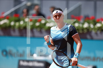 2022-05-04 - Ons Jabeur of Tunisia in action against Simona Halep of Romania during the Mutua Madrid Open 2022 tennis tournament on May 4, 2022 at Caja Magica stadium in Madrid, Spain - MUTUA MADRID OPEN 2022 TENNIS TOURNAMENT - INTERNATIONALS - TENNIS