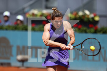 2022-05-04 - Simona Halep of Romania in action against Ons Jabeur of Tunisia during the Mutua Madrid Open 2022 tennis tournament on May 4, 2022 at Caja Magica stadium in Madrid, Spain - MUTUA MADRID OPEN 2022 TENNIS TOURNAMENT - INTERNATIONALS - TENNIS