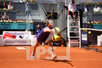 2022-05-04 - Simona Halep of Romania in action against Ons Jabeur of Tunisia during the Mutua Madrid Open 2022 tennis tournament on May 4, 2022 at Caja Magica stadium in Madrid, Spain - MUTUA MADRID OPEN 2022 TENNIS TOURNAMENT - INTERNATIONALS - TENNIS