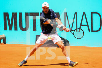 2022-05-04 - Roberto Bautista Agut of Spain in action against Daniel Evans of Great Britain during the Mutua Madrid Open 2022 tennis tournament on May 4, 2022 at Caja Magica stadium in Madrid, Spain - MUTUA MADRID OPEN 2022 TENNIS TOURNAMENT - INTERNATIONALS - TENNIS
