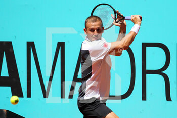 2022-05-04 - Daniel Evans of Great Britain in action against Roberto Bautista Agut of Spain during the Mutua Madrid Open 2022 tennis tournament on May 4, 2022 at Caja Magica stadium in Madrid, Spain - MUTUA MADRID OPEN 2022 TENNIS TOURNAMENT - INTERNATIONALS - TENNIS