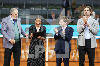 2022-05-04 - Claudia Rodriguez, widow of Manolo Santana, receives a medal from Jose Luis Martinez Almeida, Mayor of Madrid, during the posthumous naming ceremony of Manolo Santana as Madrid's favorite son during the Mutua Madrid Open 2022 tennis tournament on May 4, 2022 at Caja Magica stadium in Madrid, Spain - MUTUA MADRID OPEN 2022 TENNIS TOURNAMENT - INTERNATIONALS - TENNIS