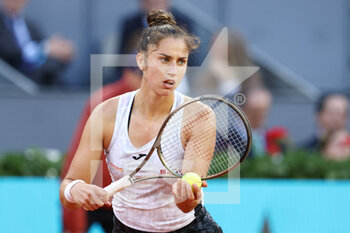 2022-05-04 - Sara Sorribes of Spain in action against Jessica Pegula of United States during the Mutua Madrid Open 2022 tennis tournament on May 4, 2022 at Caja Magica stadium in Madrid, Spain - MUTUA MADRID OPEN 2022 TENNIS TOURNAMENT - INTERNATIONALS - TENNIS