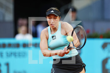 2022-05-04 - Jessica Pegula of United States in action against Sara Sorribes of Spain during the Mutua Madrid Open 2022 tennis tournament on May 4, 2022 at Caja Magica stadium in Madrid, Spain - MUTUA MADRID OPEN 2022 TENNIS TOURNAMENT - INTERNATIONALS - TENNIS