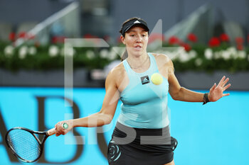 2022-05-04 - Jessica Pegula of United States in action against Sara Sorribes of Spain during the Mutua Madrid Open 2022 tennis tournament on May 4, 2022 at Caja Magica stadium in Madrid, Spain - MUTUA MADRID OPEN 2022 TENNIS TOURNAMENT - INTERNATIONALS - TENNIS