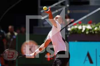 2022-05-05 - Daniel Evans of Great Britain in action against Andrey Rublev of Russia during the Mutua Madrid Open 2022 tennis tournament on May 5, 2022 at Caja Magica stadium in Madrid, Spain - MUTUA MADRID OPEN 2022 TENNIS TOURNAMENT - INTERNATIONALS - TENNIS