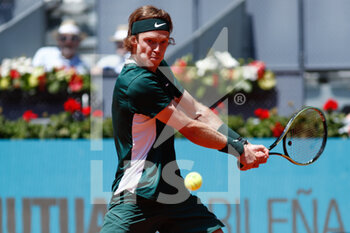 2022-05-05 - Andrey Rublev of Russia in action against Daniel Evans of Great Britain during the Mutua Madrid Open 2022 tennis tournament on May 5, 2022 at Caja Magica stadium in Madrid, Spain - MUTUA MADRID OPEN 2022 TENNIS TOURNAMENT - INTERNATIONALS - TENNIS