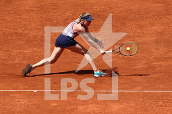 2022-05-05 - Ekaterina Alexandrova of Russia in action against Ons Jabeur of Tunisia during the Mutua Madrid Open 2022 tennis tournament on May 5, 2022 at Caja Magica stadium in Madrid, Spain - MUTUA MADRID OPEN 2022 TENNIS TOURNAMENT - INTERNATIONALS - TENNIS