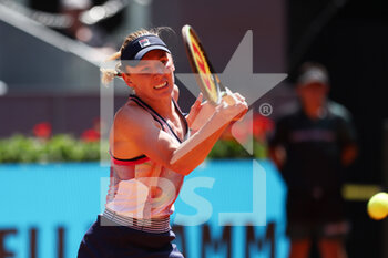 2022-05-05 - Ekaterina Alexandrova of Russia in action against Ons Jabeur of Tunisia during the Mutua Madrid Open 2022 tennis tournament on May 5, 2022 at Caja Magica stadium in Madrid, Spain - MUTUA MADRID OPEN 2022 TENNIS TOURNAMENT - INTERNATIONALS - TENNIS