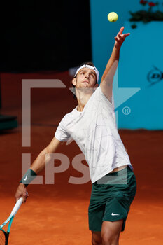 2022-05-05 - Lorenzo Musetti of Italy in action against Alexander Zverev of Germany during the Mutua Madrid Open 2022 tennis tournament on May 5, 2022 at Caja Magica stadium in Madrid, Spain - MUTUA MADRID OPEN 2022 TENNIS TOURNAMENT - INTERNATIONALS - TENNIS