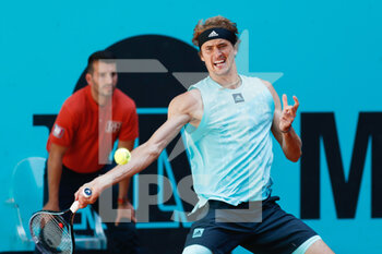 2022-05-05 - Alexander Zverev of Germany in action against Lorenzo Musetti of Italy during the Mutua Madrid Open 2022 tennis tournament on May 5, 2022 at Caja Magica stadium in Madrid, Spain - MUTUA MADRID OPEN 2022 TENNIS TOURNAMENT - INTERNATIONALS - TENNIS
