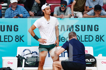 2022-05-05 - Lorenzo Musetti of Italy get injured against Alexander Zverev of Germany during the Mutua Madrid Open 2022 tennis tournament on May 5, 2022 at Caja Magica stadium in Madrid, Spain - MUTUA MADRID OPEN 2022 TENNIS TOURNAMENT - INTERNATIONALS - TENNIS