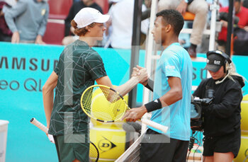 2022-05-05 - Felix Auger-Aliassime of Canada and Jannik Sinner of Italy during the Mutua Madrid Open 2022 tennis tournament on May 5, 2022 at Caja Magica stadium in Madrid, Spain - MUTUA MADRID OPEN 2022 TENNIS TOURNAMENT - INTERNATIONALS - TENNIS